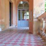 ...� contraddistinto da colonnine bianche e un pavimento a rombi bianchi e rossi